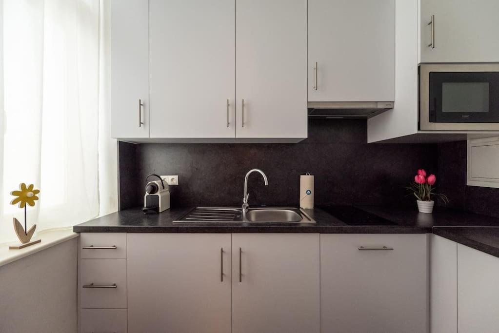Pristine 1br Steps From By Hm * Wien
