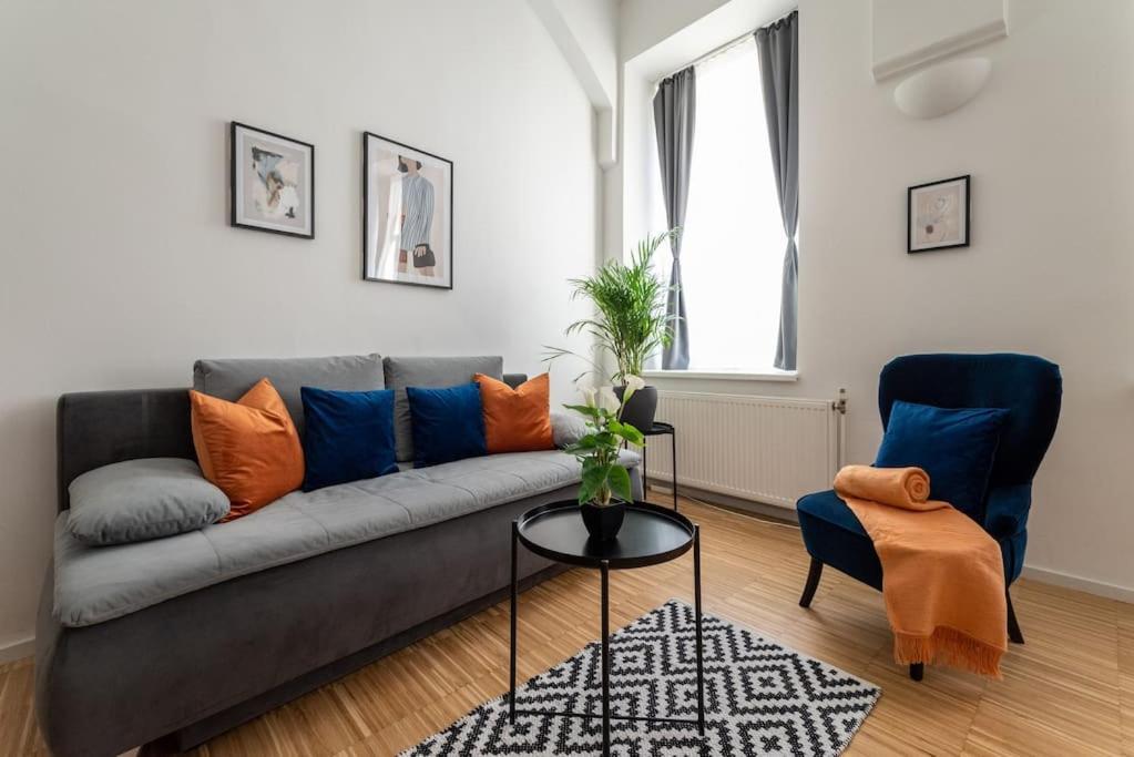 Apartment Pristine 1br Steps From By Hm Wien