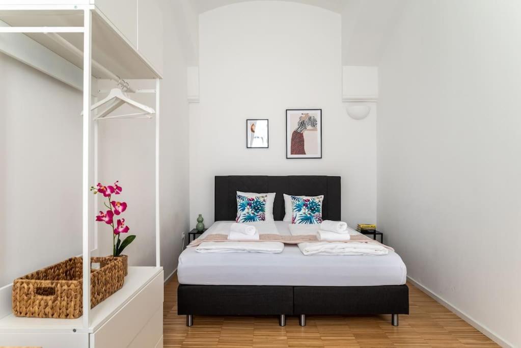 Apartment Pristine 1br Steps From By Hm Wien