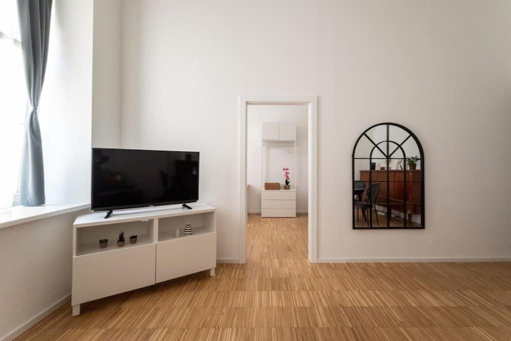 Pristine 1br Steps From By Hm Wien