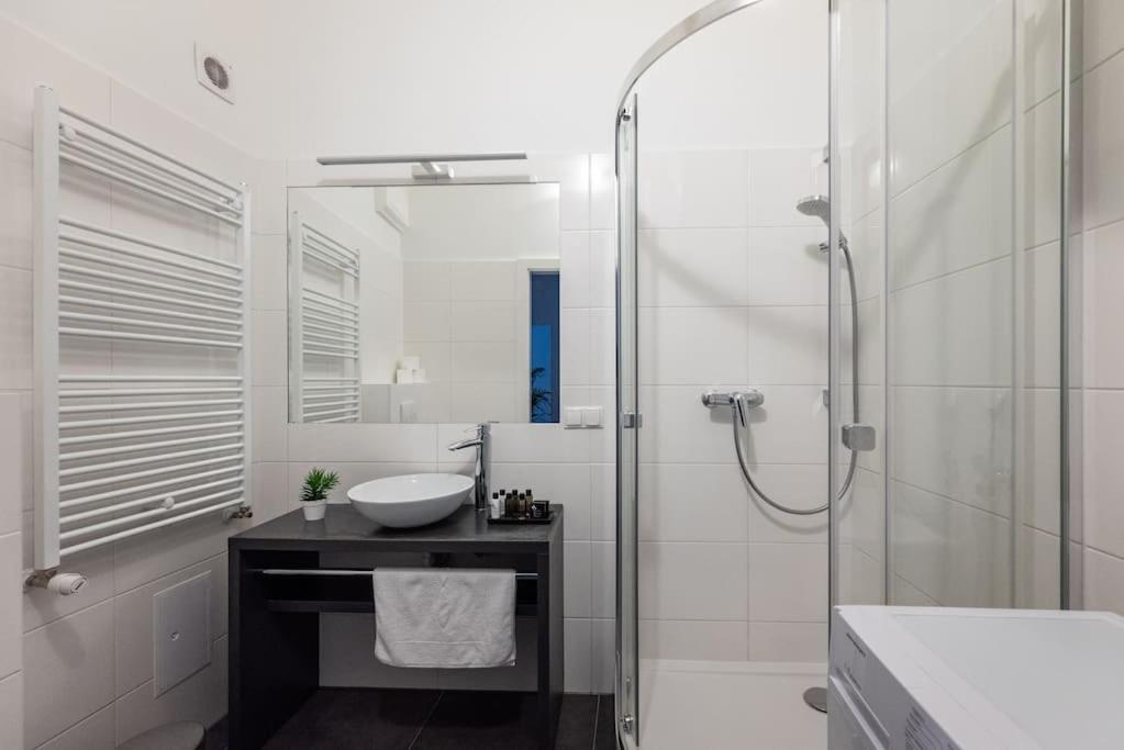 Apartment Pristine 1br Steps From By Hm Wien